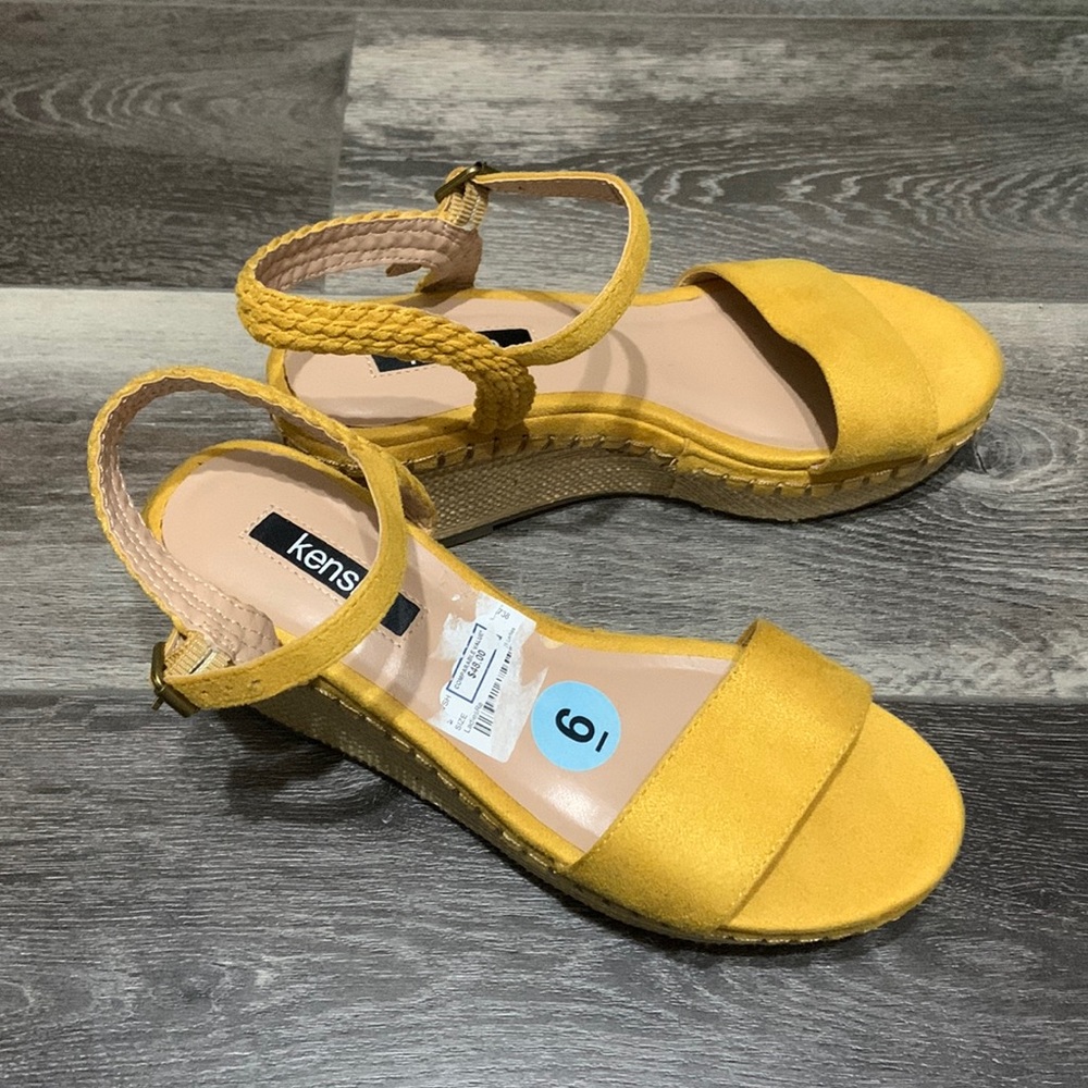 Me have golden/mustard yellow sandals. Size US 6